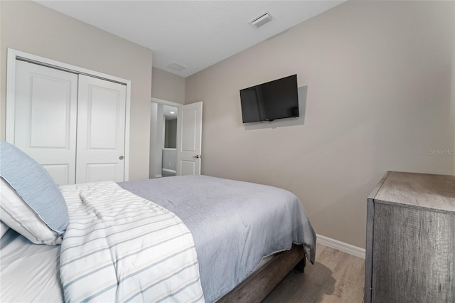 11162 Hanlon Terrace Aly, Winter Garden, FL 34787 - bedroom featuring baseboards, wood finished floors, a closet, and visible vents