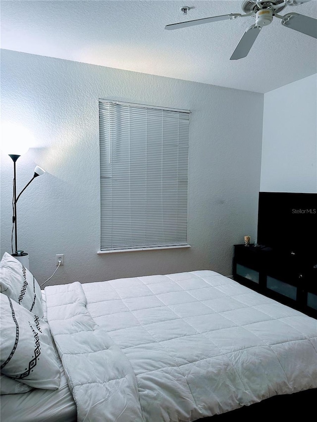 6141 Metrowest Blvd Unit 303, Orlando, FL 32835 - bedroom featuring a ceiling fan and a textured wall