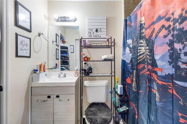 full bath with toilet, curtained shower, and vanity