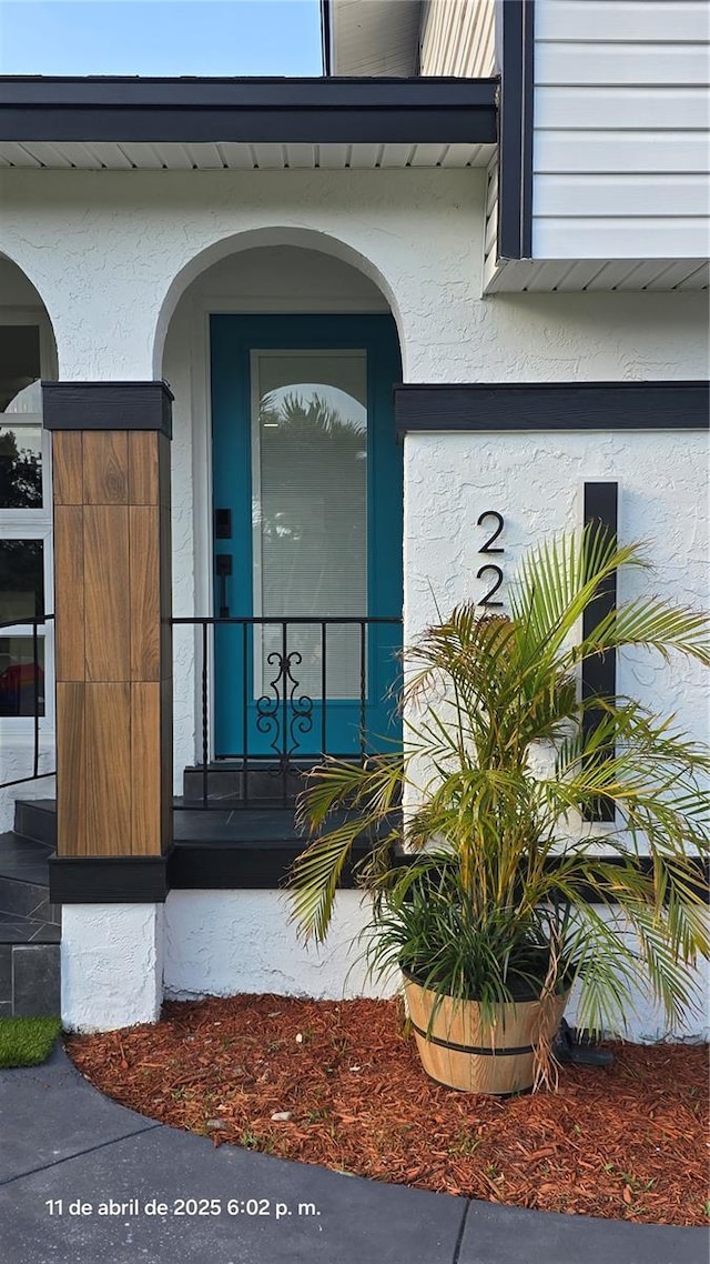 view of exterior entry with stucco siding