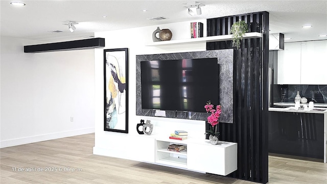 details with wood finished floors, decorative backsplash, baseboards, visible vents, and recessed lighting