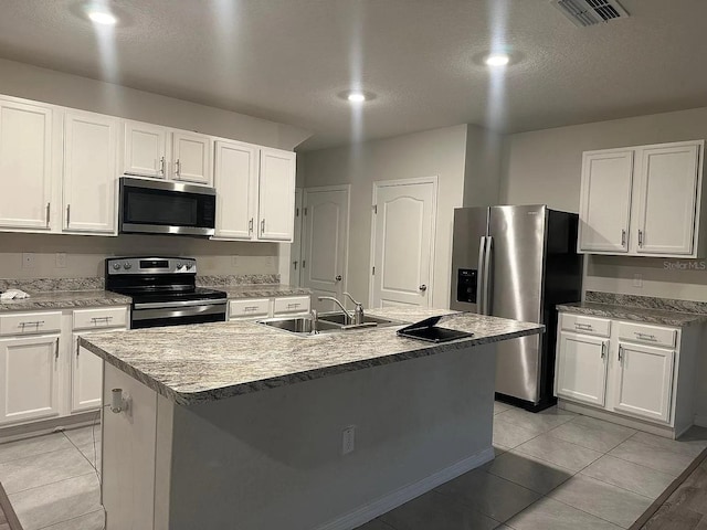 167 Eagleview Loop, Davenport, FL 33837 - kitchen featuring stainless steel appliances, a sink, white cabinetry, a textured ceiling, and recessed lighting