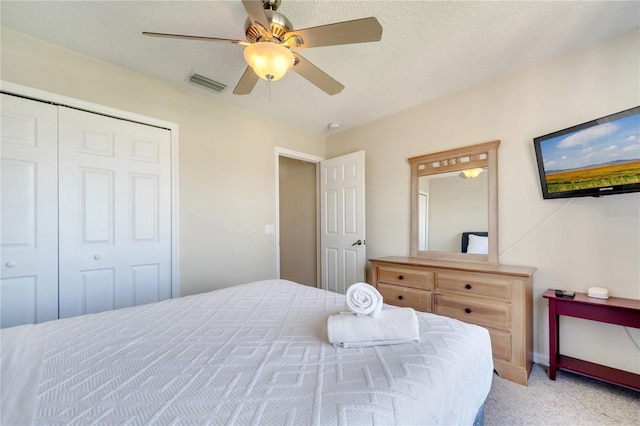 997 Lake Berkley Dr, Kissimmee, FL 34746 - bedroom featuring light carpet, visible vents, a closet, and ceiling fan