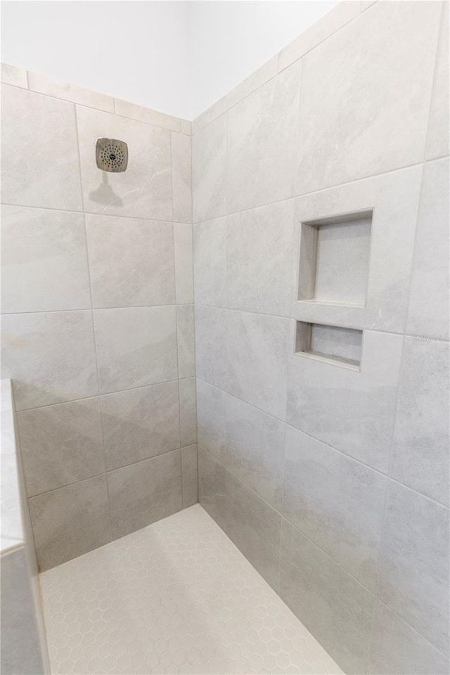full bath featuring tiled shower