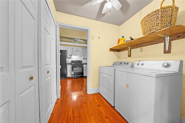 2430 Mill Run Blvd, Kissimmee, FL 34744 - laundry area with independent washer and dryer, light wood finished floors, and a ceiling fan