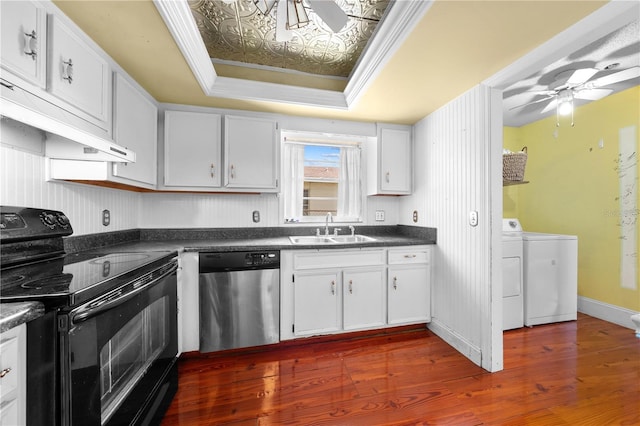 2430 Mill Run Blvd, Kissimmee, FL 34744 - kitchen with stainless steel dishwasher, black range with electric cooktop, a sink, a ceiling fan, and crown molding