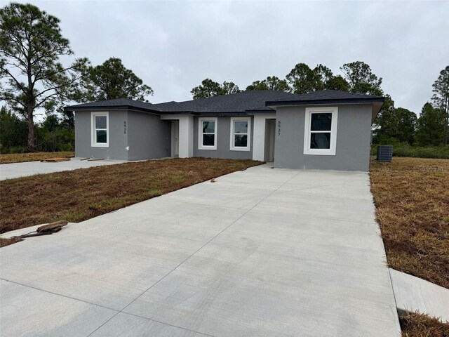 6935 Dickinson Dr, Sebring, FL 33872 - prairie-style home with central AC unit, concrete driveway, and stucco siding