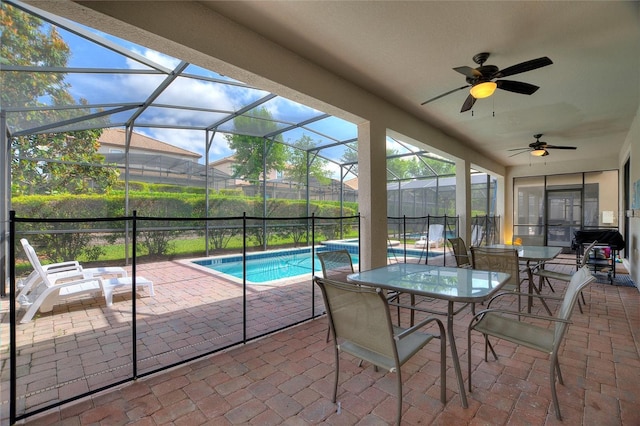 view of swimming pool featuring a ceiling fan, a patio area, outdoor dining area, and a pool with connected hot tub