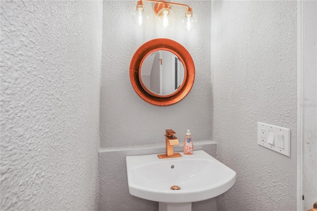 5077 Ernst Ct Unit 3, Orlando, FL 32819 - bathroom featuring a textured wall and a sink