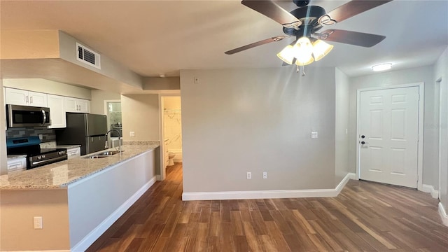 kitchen with baseboards, stainless steel appliances, dark wood-style flooring, white cabinetry, and visible vents