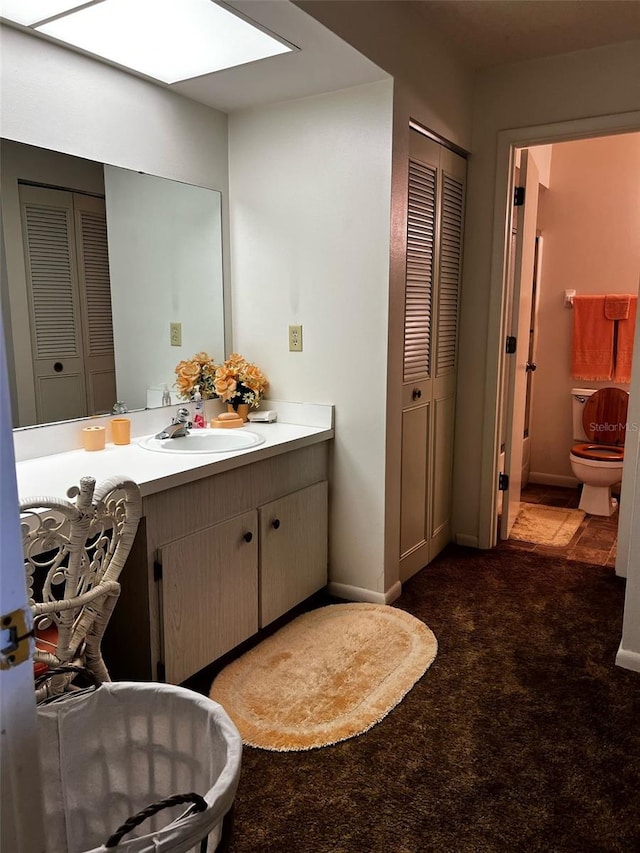 2659 Crown Ct Unit 11, Kissimmee, FL 34741 - bathroom with toilet, a closet, vanity, and baseboards