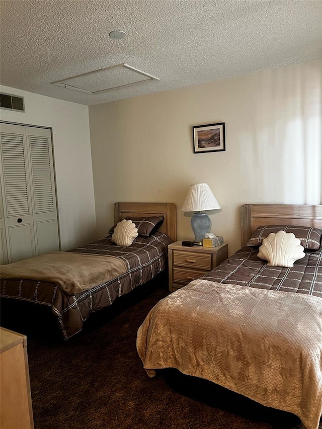2659 Crown Ct Unit 11, Kissimmee, FL 34741 - bedroom featuring visible vents, a textured ceiling, a closet, and carpet floors