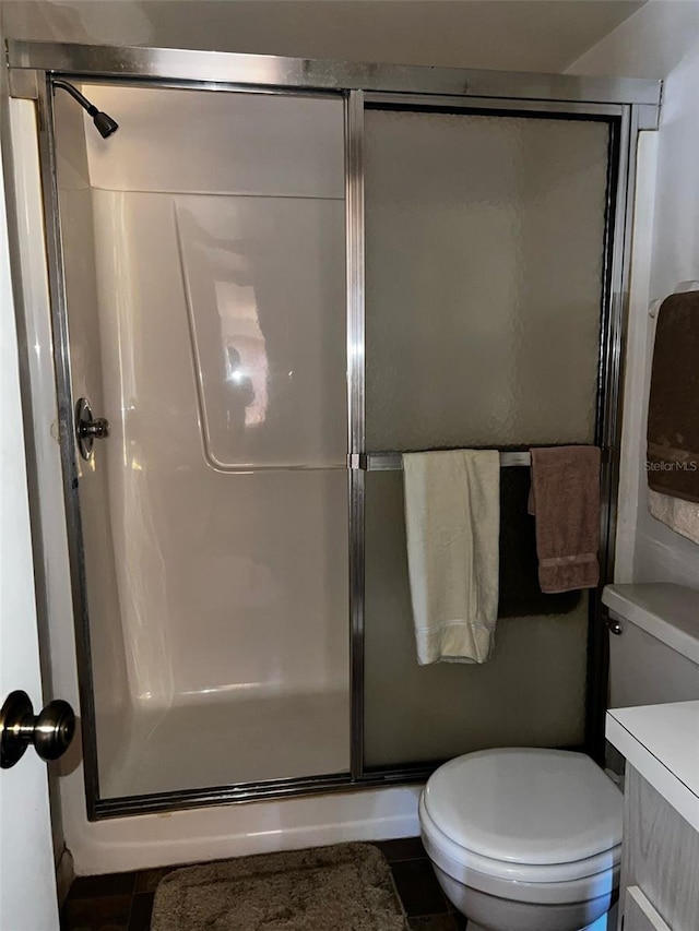 2659 Crown Ct Unit 11, Kissimmee, FL 34741 - full bath featuring toilet, vanity, and a shower stall