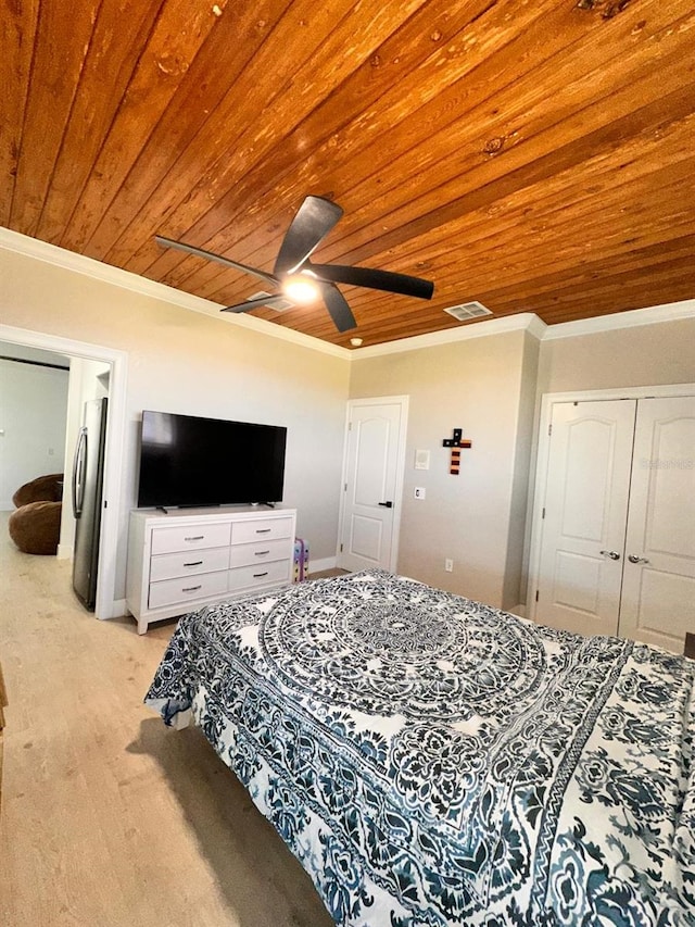 bedroom featuring visible vents, wooden ceiling, crown molding, and freestanding refrigerator