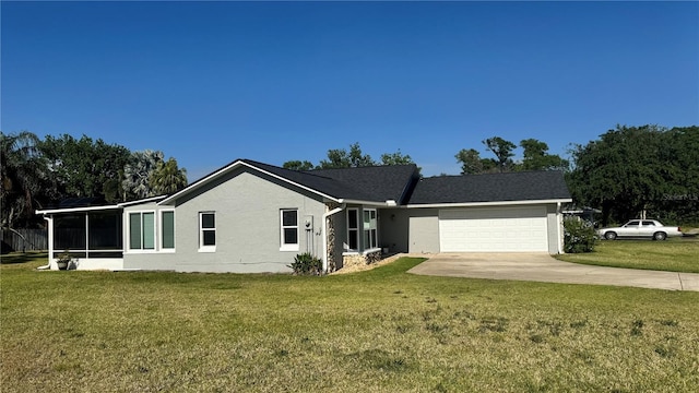 view of front facade featuring a garage, a front yard, stucco siding, and driveway