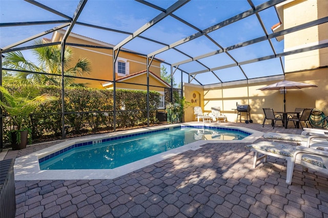 4722 Flagler Beach Way, Kissimmee, FL 34746 - pool featuring a patio, outdoor dining space, and glass enclosure