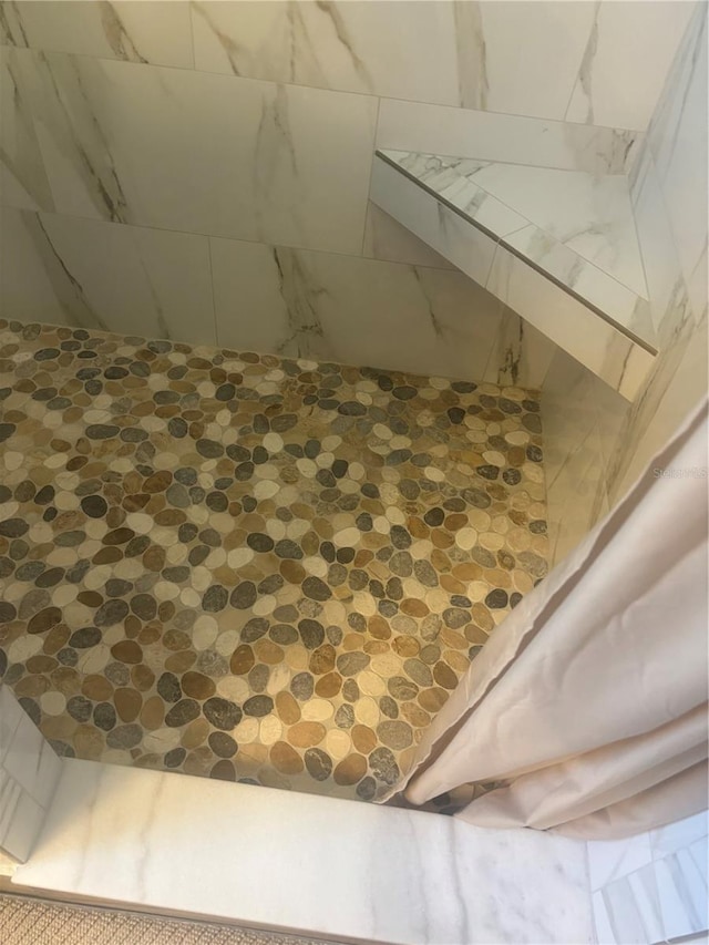room details featuring a tile shower