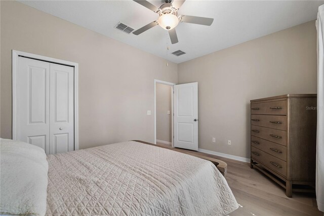 13475 Crest Lake Dr, Hudson, FL 34669 - bedroom featuring visible vents, ceiling fan, light wood-style flooring, and a closet
