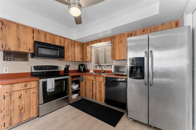 5053 Maui Cir Unit 14, Orlando, FL 32808 - kitchen with ceiling fan, a sink, light wood-style floors, ornamental molding, and black appliances