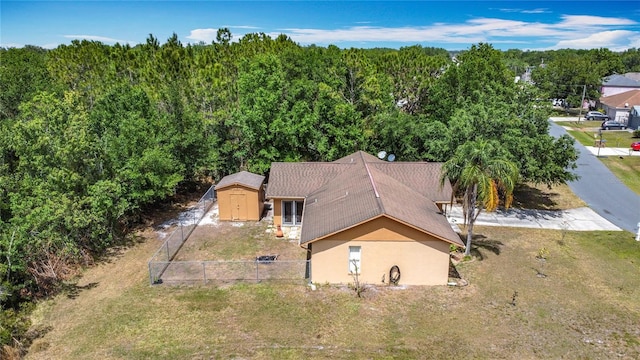 bird's eye view featuring a wooded view