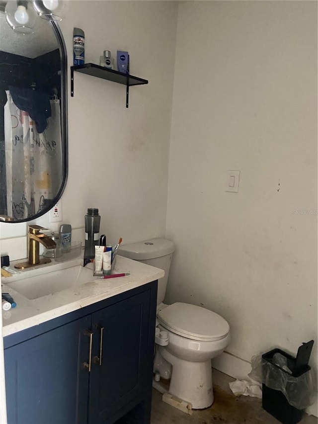 225 Ronnie Cir, Orlando, FL 32811 - bathroom featuring toilet, vanity, and a shower with curtain