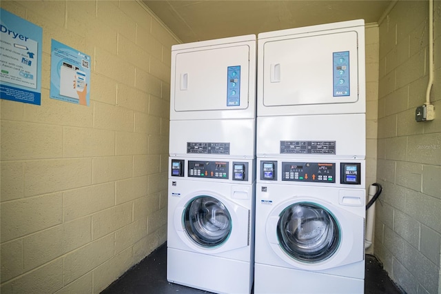 5245 W Irlo Bronson Memorial Hwy Unit 276, Kissimmee, FL 34746 - common laundry area featuring concrete block wall, stacked washer / drying machine, and independent washer and dryer