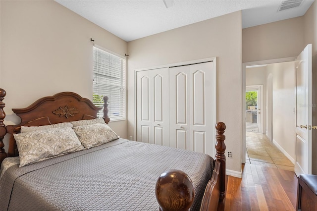 5321 Los Palma Vista Dr, Orlando, FL 32837 - bedroom featuring baseboards, visible vents, wood finished floors, and a closet
