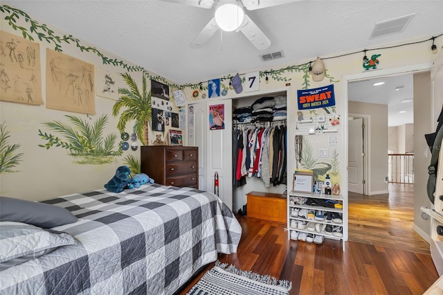 5321 Los Palma Vista Dr, Orlando, FL 32837 - bedroom with ceiling fan, visible vents, wood finished floors, and a closet