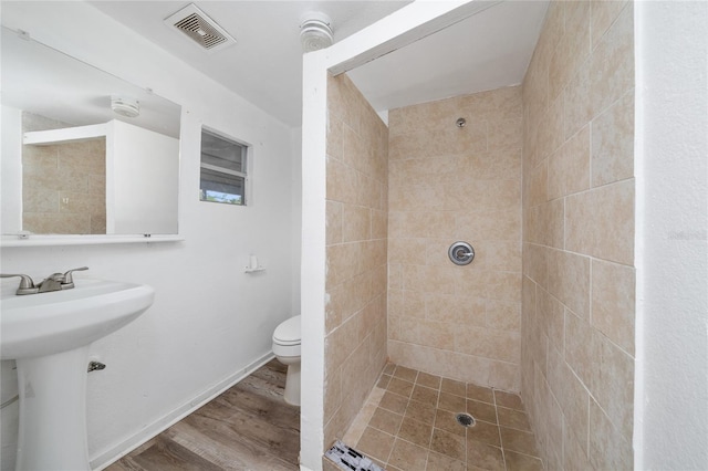 31 Cedar St, Haines City, FL 33844 - bathroom with visible vents, wood finished floors, toilet, and tiled shower