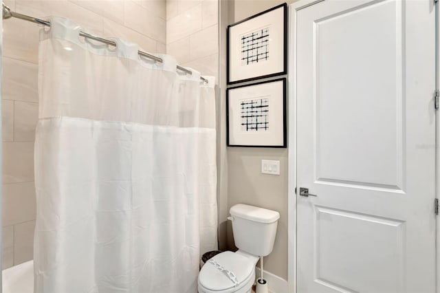 7740 Sandy Ridge Dr Unit 236, Reunion, FL 34747 - bathroom with toilet, baseboards, and a shower with shower curtain