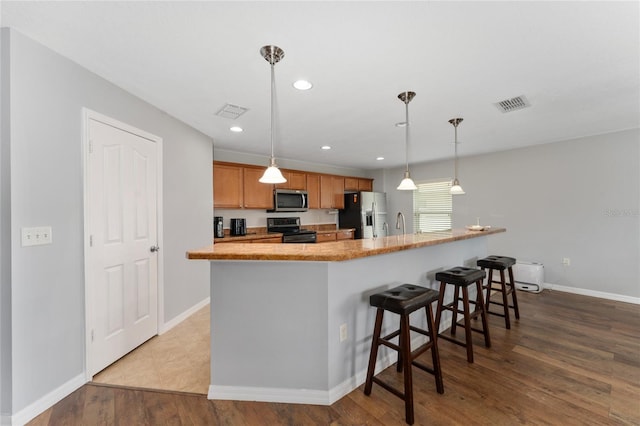 1532 Angler Ave, Kissimmee, FL 34746 - kitchen with stainless steel appliances, baseboards, visible vents, and recessed lighting