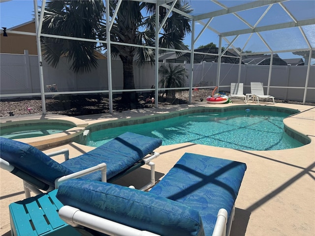 314 Saddle Ridge Dr, Davenport, FL 33896 - view of swimming pool with fence, a lanai, a pool with connected hot tub, and a patio
