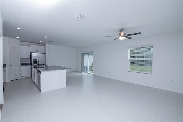 2189 Teneroc Trl, Lakeland, FL 33801 - kitchen with ceiling fan, a kitchen island with sink, visible vents, a sink, and open floor plan