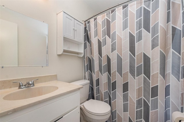 full bathroom featuring vanity, toilet, and a shower with curtain