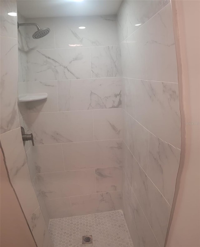 full bathroom featuring tiled shower