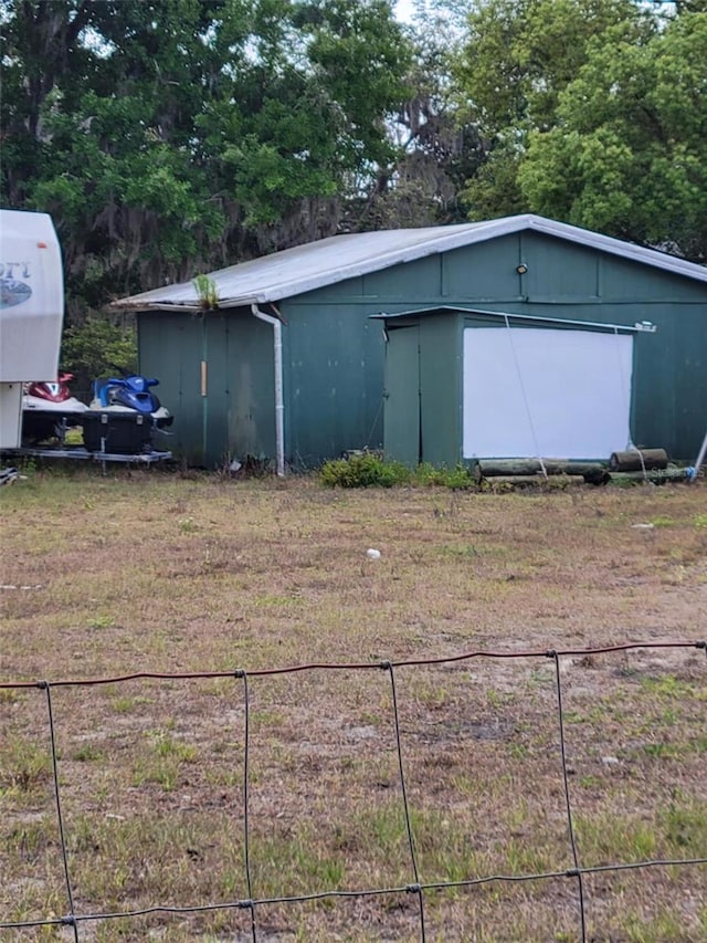 view of outdoor structure featuring an outdoor structure and fence