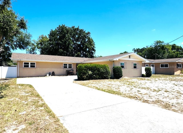1419 Ave D NE, Winter Haven, FL 33881 - ranch-style home with driveway and fence