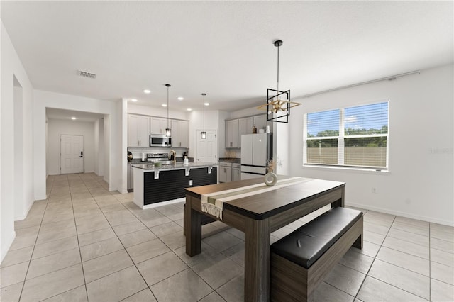 dining space featuring visible vents, recessed lighting, a chandelier, light tile patterned floors, and baseboards