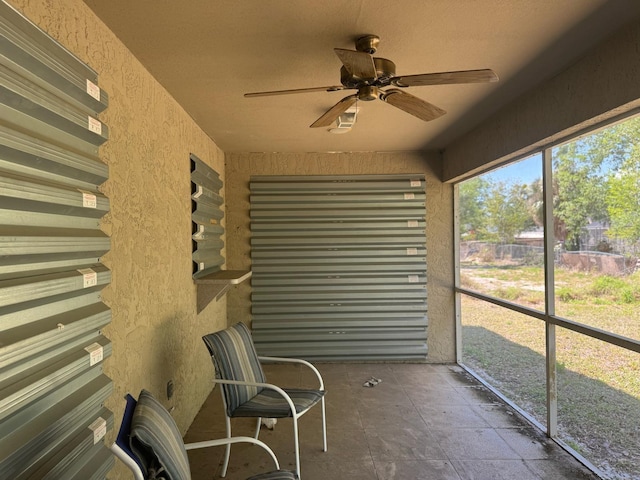 sunroom / solarium with a ceiling fan