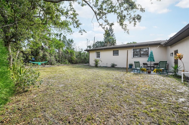 view of yard featuring a patio area