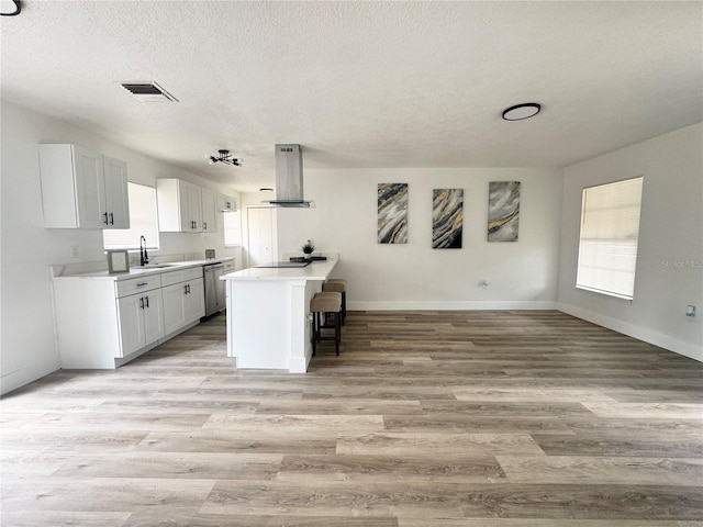 1098 Leeway Ct, Orlando, FL 32810 - kitchen with a breakfast bar, a sink, extractor fan, black electric cooktop, and dishwasher