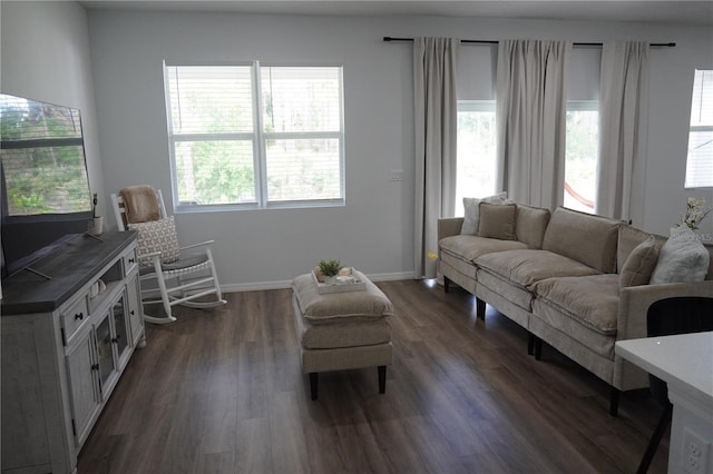 living area with dark wood-style flooring and baseboards
