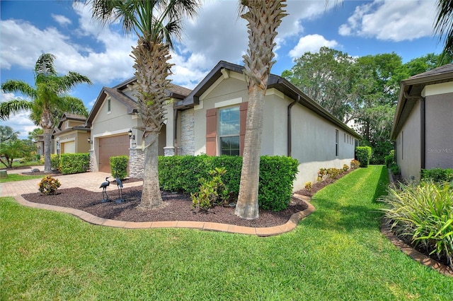 view of front facade featuring a garage, a front yard, stucco siding, and driveway