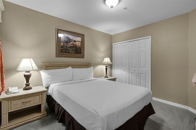 carpeted bedroom featuring baseboards and a closet