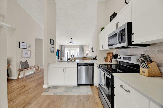 1050 Dees Dr, Oviedo, FL 32765 - kitchen with appliances with stainless steel finishes, a sink, light countertops, backsplash, and light wood finished floors