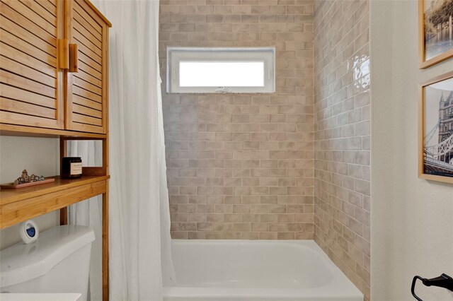 1050 Dees Dr, Oviedo, FL 32765 - full bath featuring toilet and shower / bath combination with curtain