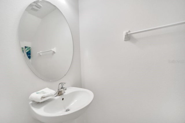 bathroom featuring a sink