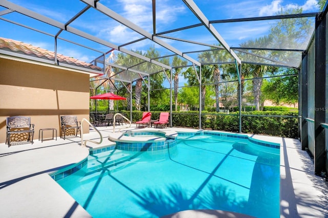 4416 Acorn Ct, Davenport, FL 33837 - view of pool featuring a patio area, a pool with connected hot tub, and glass enclosure