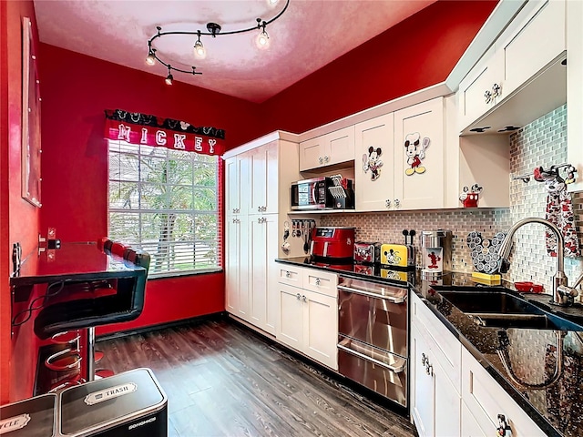 550 Canary Island Cir, Davenport, FL 33837 - kitchen featuring a sink, dark wood-style flooring, white cabinetry, and decorative backsplash