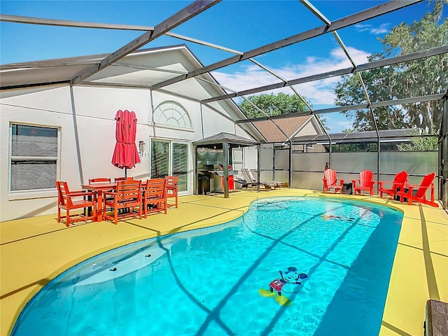 550 Canary Island Cir, Davenport, FL 33837 - outdoor pool with a patio and glass enclosure